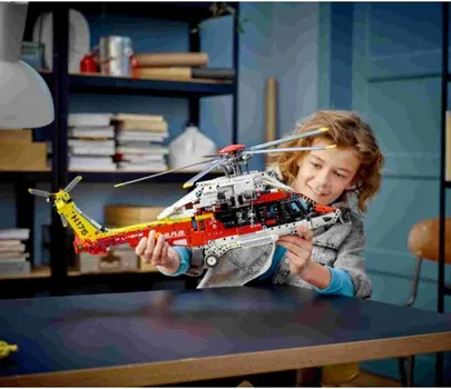 LEGO 42145 AIRBUS H175 RESCUE HELICOPTER (4 / 20)