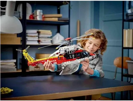 LEGO 42145 AIRBUS H175 RESCUE HELICOPTER (11 / 20)
