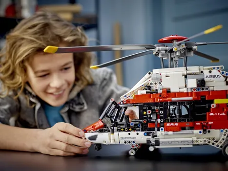 LEGO 42145 AIRBUS H175 RESCUE HELICOPTER (20 / 20)