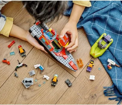 LEGO CITY 60373 FIRE RESCUE BOAT (10 / 15)