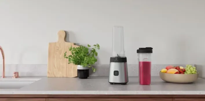ELECTROLUX BLENDER E3SB1-4ST 300W 300 W SNAGA MOTORA, 2 X 600 ML SAN BPA FREE MIX-AND-GO BOCE UKLJUČENE (9 / 9)
