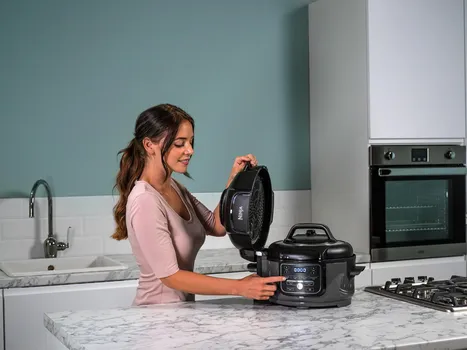 NINJA OP100EU 128522 NINJA FOODI MINI 6-U-1 MULTICOOKER OP100EU - KAPACITETI: 4,7 L - SNAGA: 1460 W - BROJ AUTOMATSKIH PROGRAMA: 7 - KONVENCIONALNO KUVANJE - KUVANJE NA PARI - FUNKCIJA PRŽENJA - FUNKCIJA PEČENJA - FUNKCIJA ZAGREVANJA - BOJA PROIZVODA: CRNO