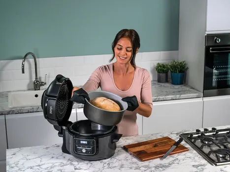 NINJA OP100EU 128522 NINJA FOODI MINI 6-U-1 MULTICOOKER OP100EU - KAPACITETI: 4,7 L - SNAGA: 1460 W - BROJ AUTOMATSKIH PROGRAMA: 7 - KONVENCIONALNO KUVANJE - KUVANJE NA PARI - FUNKCIJA PRŽENJA - FUNKCIJA PEČENJA - FUNKCIJA ZAGREVANJA - BOJA PROIZVODA: CRNO