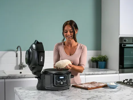 NINJA OP100EU 128522 NINJA FOODI MINI 6-U-1 MULTICOOKER OP100EU - KAPACITETI: 4,7 L - SNAGA: 1460 W - BROJ AUTOMATSKIH PROGRAMA: 7 - KONVENCIONALNO KUVANJE - KUVANJE NA PARI - FUNKCIJA PRŽENJA - FUNKCIJA PEČENJA - FUNKCIJA ZAGREVANJA - BOJA PROIZVODA: CRNO