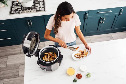 NINJA OL650EU 128524 NINJA OL650EU FOODI MAX MULTICOOKER - KAPACITETI: 7,5 L - SNAGA: 1760 W - BROJ AUTOMATSKIH PROGRAM: 12 - BROJ OSOBA: 6 - TIP KONTROLERA: DUGMAD, OBRTNE - BOJA PROIZVODA: CRNO, NERĐAJUČI ČELIK (5 / 7)