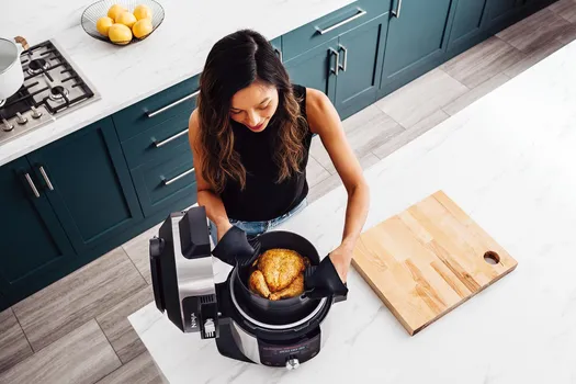 NINJA OL750EU 128525 NINJA FOODI MAX 14-U-1 OL750EU SMARTLID MULTI-COOKER - KAPACITETI: 7,5 L - SNAGA: 1760 W - BROJ AUTOMATSKIH PROGRAMA: 15 - BROJ OSOBA: 6 - TIP KONTROLERA: DUGMAD, OBRTNE - BOJA PROIZVODA: CRNO, NERĐAJUČI ČELIK (8 / 9)