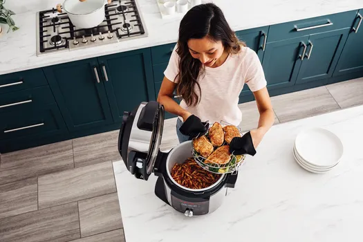 NINJA OL750EU 128525 NINJA FOODI MAX 14-U-1 OL750EU SMARTLID MULTI-COOKER - KAPACITETI: 7,5 L - SNAGA: 1760 W - BROJ AUTOMATSKIH PROGRAMA: 15 - BROJ OSOBA: 6 - TIP KONTROLERA: DUGMAD, OBRTNE - BOJA PROIZVODA: CRNO, NERĐAJUČI ČELIK (9 / 9)