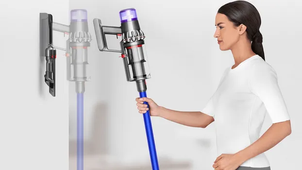 DYSON V11 ADVANCED ŠTAPNI USISAVAČ (479333) │ TEHNOLOGIJA CIKLONA: 14 KONCENTRIČNIH │ SNAGA USISAVANJA: 200 AW │ VOLUMEN POSUDE: 0.76 L │ VRIJEME RADA BATERIJE: 60 MIN │ VRIJEME PUNJENJA: 4,5 SATI │ DIMENZIJE: 261 X 250 X 1286 MM │ TEŽINA: 2 KG