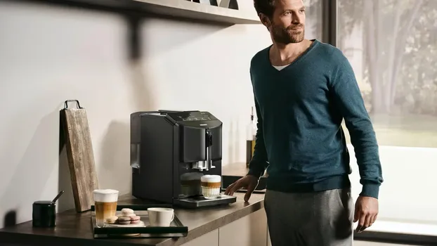 SIEMENS EQ300 APARAT ZA ESPRESO KAFU (TF301E09) │ PRITISAK PUMPE: 15 BAR │ IZBOR NAPITAKA: CAPPUCCINO, ESPRESSO, LATTE MACCHIATO, HOT MILK │ ZAPREMINA POSUDE ZA VODU: 1.4 L │ KAPACITET POSUDE ZA ZRNA: 250 G │ DIMENZIJE: 383 X 251 X 433 MM │ TEŽINA: 7.1 KG │ DISPLEJ: LED │ MATERIJAL MLINA: KERAMIKA (4 / 9)