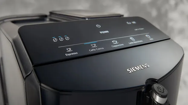 SIEMENS EQ300 APARAT ZA ESPRESO KAFU (TF301E09) │ PRITISAK PUMPE: 15 BAR │ IZBOR NAPITAKA: CAPPUCCINO, ESPRESSO, LATTE MACCHIATO, HOT MILK │ ZAPREMINA POSUDE ZA VODU: 1.4 L │ KAPACITET POSUDE ZA ZRNA: 250 G │ DIMENZIJE: 383 X 251 X 433 MM │ TEŽINA: 7.1 KG │ DISPLEJ: LED │ MATERIJAL MLINA: KERAMIKA (7 / 9)