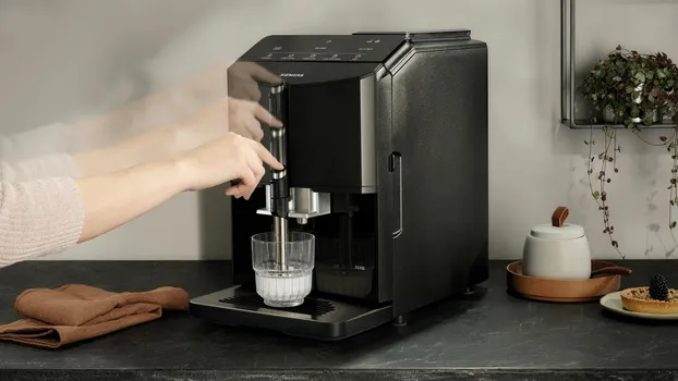 SIEMENS EQ300 APARAT ZA ESPRESO KAFU (TF301E09) │ PRITISAK PUMPE: 15 BAR │ IZBOR NAPITAKA: CAPPUCCINO, ESPRESSO, LATTE MACCHIATO, HOT MILK │ ZAPREMINA POSUDE ZA VODU: 1.4 L │ KAPACITET POSUDE ZA ZRNA: 250 G │ DIMENZIJE: 383 X 251 X 433 MM │ TEŽINA: 7.1 KG │ DISPLEJ: LED │ MATERIJAL MLINA: KERAMIKA (8 / 9)