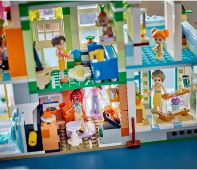 LEGO FRIENDS FRIENDS STANOVI I TRGOVINE U HEARTLAKEU 42670 (15 / 17)