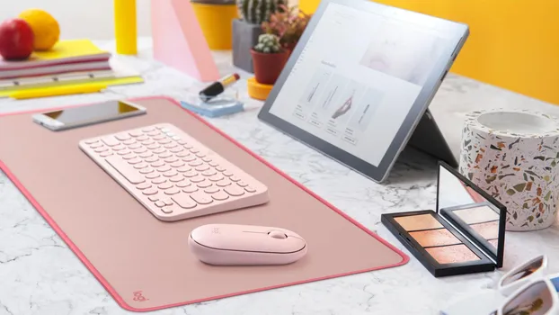 LOGITECH DESK MAT LAVANDER PODLOGA (956-000054) │ DIMENZIJE: 300 X 700 X 2 MM │ TEŽINA: 286 G │ MATERIJAL: 100% RECIKLIRANI POLIESTER (POVRŠINA I UNUTRAŠNJI SLOJ) │ PROTIVKLIZNA BAZA: 72% PRIRODNA GUMA │ OJAČANI ŠAVOVI: NAJLON + POLIESTER (6 / 10)