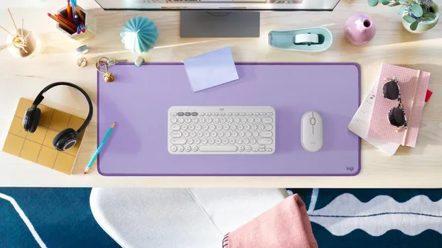 LOGITECH DESK MAT LAVANDER PODLOGA (956-000054) │ DIMENZIJE: 300 X 700 X 2 MM │ TEŽINA: 286 G │ MATERIJAL: 100% RECIKLIRANI POLIESTER (POVRŠINA I UNUTRAŠNJI SLOJ) │ PROTIVKLIZNA BAZA: 72% PRIRODNA GUMA │ OJAČANI ŠAVOVI: NAJLON + POLIESTER (7 / 10)