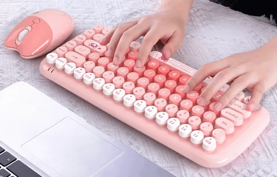 MOFII CANDY NEW COMBO (PINK) KOMPLET TASTATURA I MIŠ │ DOMET: 6-10M │ MIŠ: 4 TASTERA, DPI 800/1200/1600, 3 MILIONA KLIKOVA, TEŽINA 80G │ TASTATURA: 84 TASTERA, 8 MILIONA KLIKOVA, TEŽINA 558.6G │ NAPAJANJE: 1X AA BATERIJA ZA MIŠ, 2X AA BATERIJE ZA TASTATURU (2 / 3)