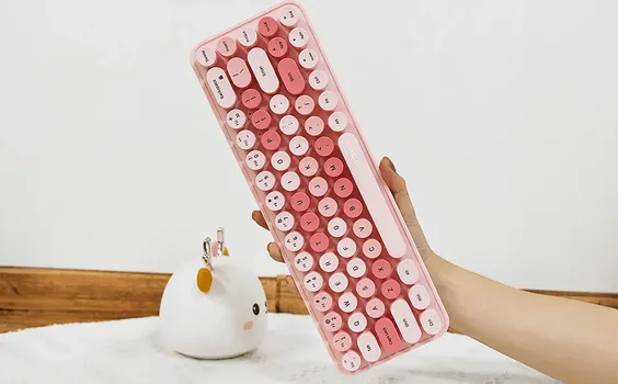 MOFII IBEAN PRO NEW (PINK) COMBO KOMPLET TASTATURA I MIŠ │ TIP POVEZIVANJA: BEŽIČNO, 2.4 GHZ RF │ DOSEG: DO 10 M │ TASTATURA: 68 TASTERA, NAPAJANJE 2X AAA BATERIJE │ MIŠ: 3 TASTERA + SKROL TOČKIĆ, 1200 DPI, NAPAJANJE 1X AA BATERIJA │ KOMPATIBILNOST: WINDOWS 2000/XP/ME/VISTA/7/8/10 │ DIMENZIJE TASTATURE: 317.2 X 104.4 MM │ DIMENZIJE MIŠA: 14.5 X 6.5 MM │ DIMENZIJE PRIJEMNIKA: 14.5 X 6.5 MM │ TEŽINA TASTATURE: 419 G │ TEŽINA MIŠA: 80 G (6 / 6)