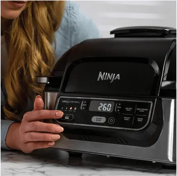 NINJA AG301EU FOODI GRILL & AIR FRYER │ SNAGA: 1750 W │ KAPACITET: 5.7 L │ TEMPERATURA: DO 265°C │ FUNKCIJE: 5 NAČINA KUVANJA │ TEHNOLOGIJA: CIKLONSKI VAZDUH │ SMANJENJE DIMA │ ČIŠĆENJE: DIJELOVI PERIVI U MAŠINI ZA SUĐE, UKLJUČENA ČETKA │ DIMENZIJE: 45 X 36 X 24 CM │ BOJA: CRNA (2 / 5)