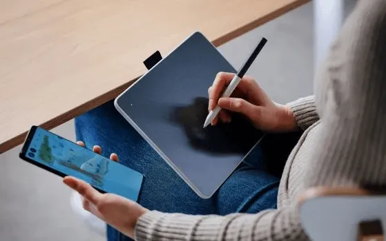 WACOM ONE M GRAFIČKA TABLA (CTC6110WLW2B) │ AKTIVNA POVRŠINA 216 X 135 MM (8.5 X 5.3 INČA) │ EMR OLOVKA BEZ BATERIJE SA 2 PROGRAMABILNA TASTERA │ KOMPATIBILNOST SA LAMY I STAEDTLER OLOVKAMA │ INTERFEJS: USB-C │ TEŽINA: 350 G │ DIMENZIJE: 252 X 181 X 8 MM