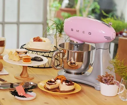 SMEG KUHINJSKI ROBOT SMF02PKEU (9 / 9)
