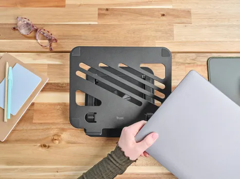 TRUST ZEFF POSTOLJE ZA LAPTOP RAČUNAR │ STALAK ZA LAPTOP DO 16 │ PODESIV PO VISINI I UGLU │ 360° ROTACIJA │ PROTIVKLIZNE GUMENE PODLOGE │ STABILNA METALNA KONSTRUKCIJA │ POBOLJŠANA ERGONOMIJA (10 / 10)